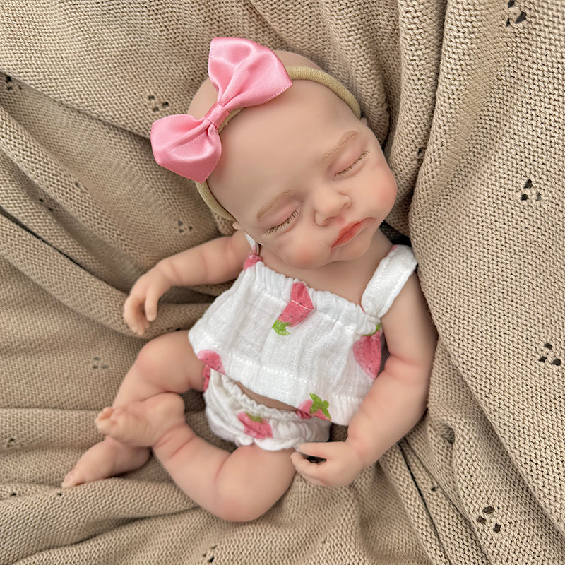 30 cm lebensechte Irys Reborn Baby Dame aus Vollsilikon mit geschlossenen Augen in Erdbeer-Outfits