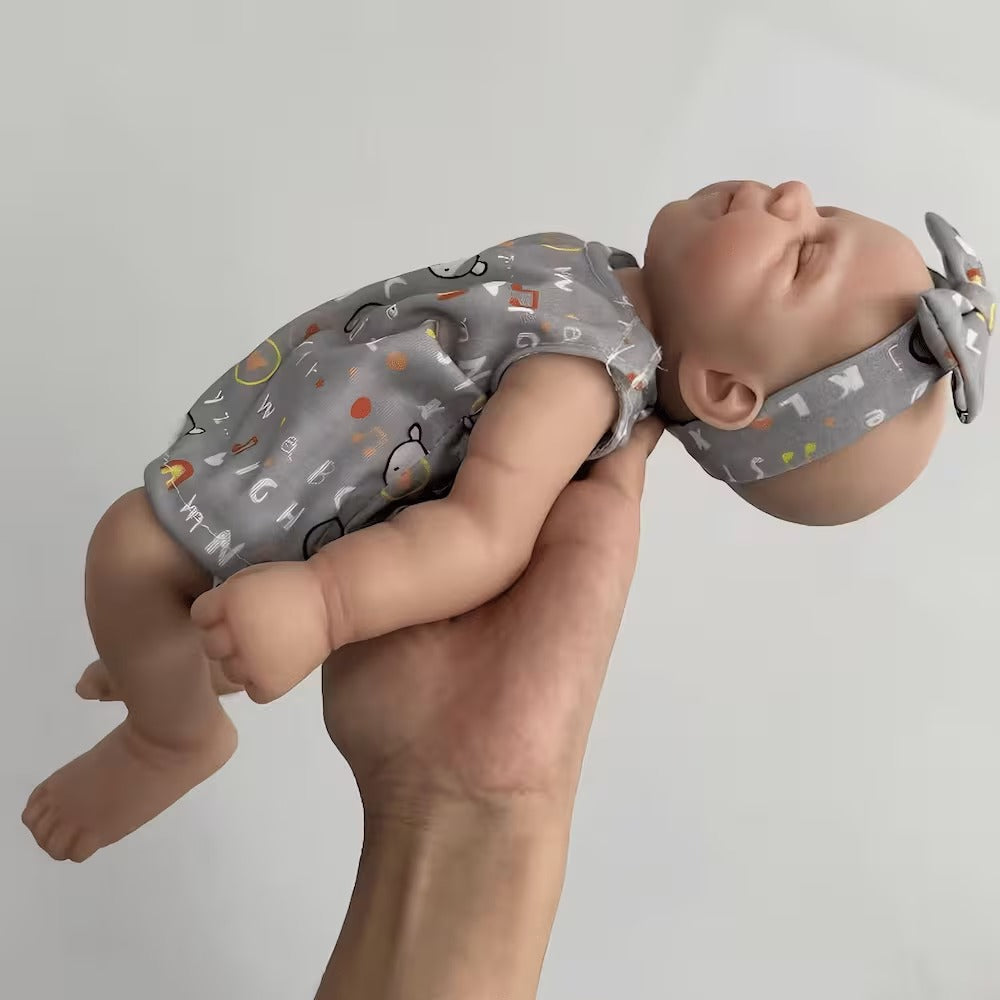 30 cm niedliche Pascale Reborn Puppe aus Vollsilikon in grauem Outfit mit Buchstabenprint.
