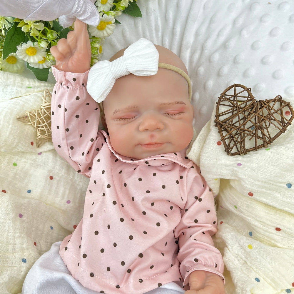 45 cm dehnbare Reborn-Puppe Pascale aus Vollsilikon im Schlaf getragen in einem rosa gepunkteten Outfit