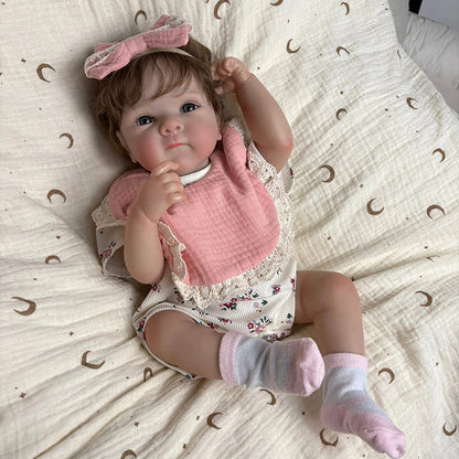 45 cm lebensechte Vinyl-Babypuppe Bettie mit kurzem Haar in geblümten Outfits