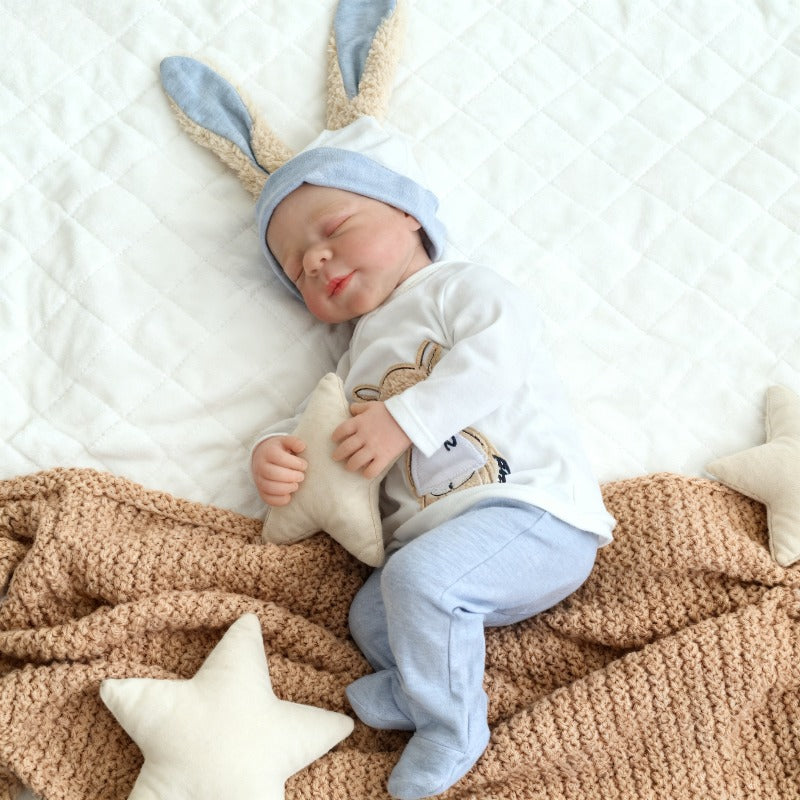 48 cm lebensechte handbemalte Reborn-Babypuppe Pascale mit geschlossenen Augen.