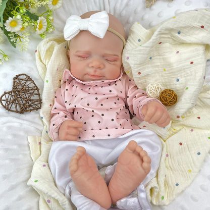 45 cm dehnbare Reborn-Puppe Pascale aus Vollsilikon im Schlaf getragen in einem rosa gepunkteten Outfit