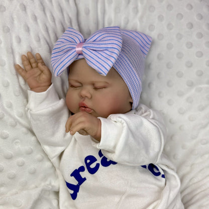 50 cm weiche Stoffpuppe Schlafende Gurke Reborn-Baby im Strampler mit Buchstabenmuster