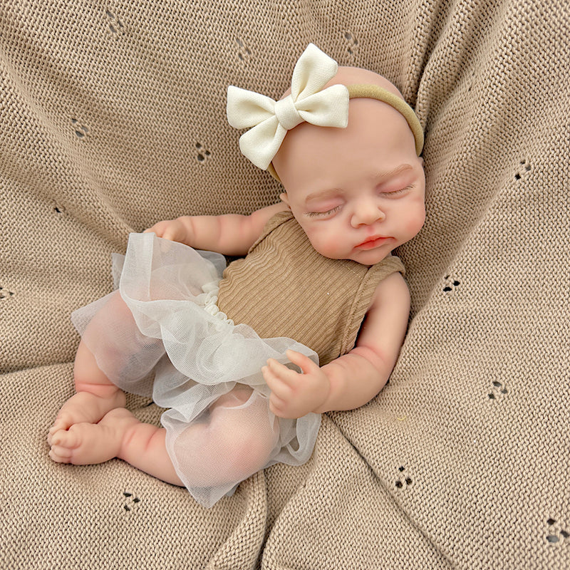 30 cm realistische Irys Reborn Puppe aus Vollsilikon mit geschlossenen Augen im kaffeefarbenen Kleid