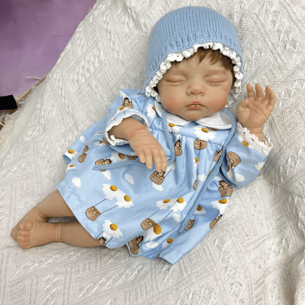 48 cm 3D-bemalte Reborn-Puppe Irys mit geschlossenen Augen und kurzem Haar im blauen Kleid