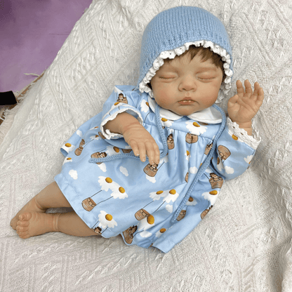 48 cm 3D-bemalte Reborn-Puppe Irys mit geschlossenen Augen und kurzem Haar im blauen Kleid