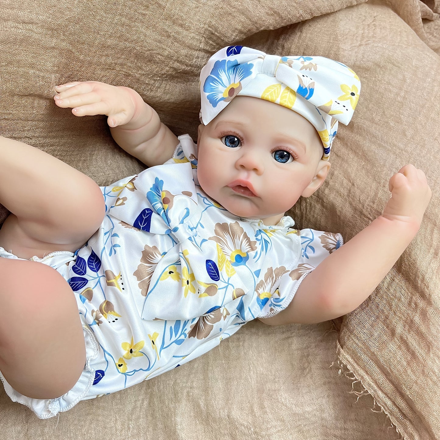 48 cm Reborn Puppe mit blauen Augen Mädchen in geblümter Kleidung - Meadow