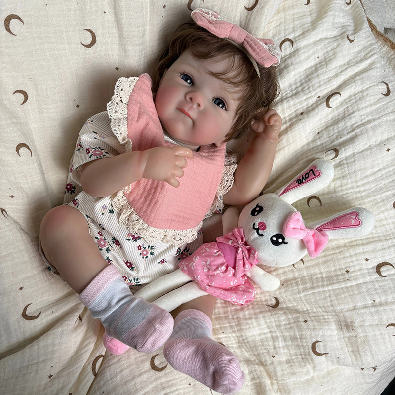 45 cm lebensechte Vinyl-Babypuppe Bettie mit kurzem Haar in geblümten Outfits