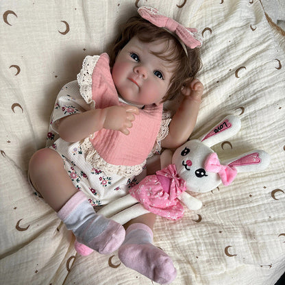 45 cm lebensechte Vinyl-Babypuppe Bettie mit kurzem Haar in geblümten Outfits