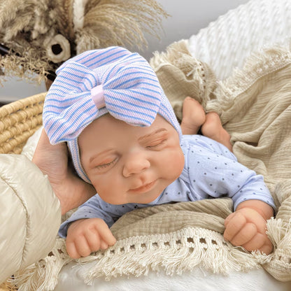45 cm dehnbare Pascale Reborn Puppe aus Vollsilikon schlafend in blauem Polk-Dot-Outfit