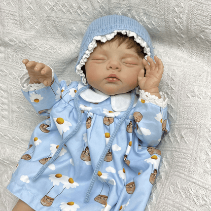 48 cm 3D-bemalte Reborn-Puppe Irys mit geschlossenen Augen und kurzem Haar im blauen Kleid