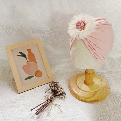 Schöne Spitzenblumen-Babymütze und Socken 2-teiliges Set