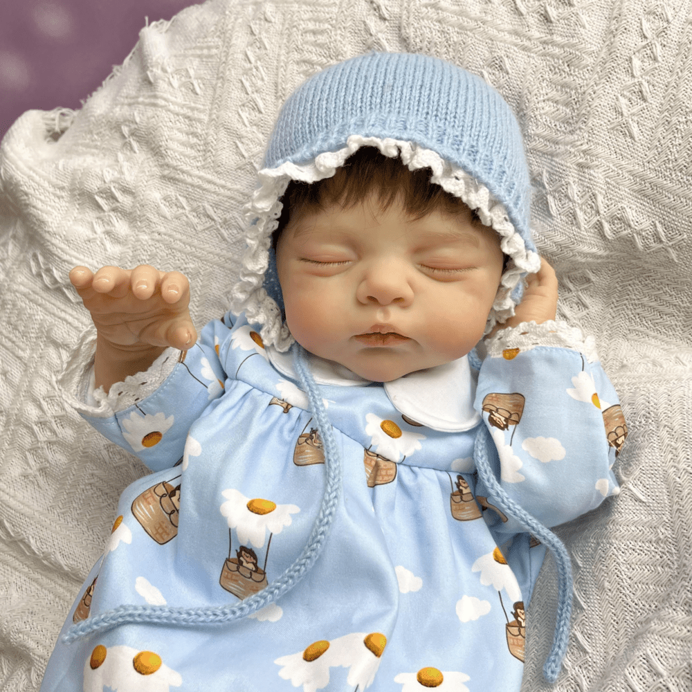 48 cm 3D-bemalte Reborn-Puppe Irys mit geschlossenen Augen und kurzem Haar im blauen Kleid
