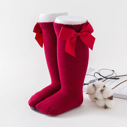 Einfarbige lockere Socken mit großen Schmetterlingen für Babys