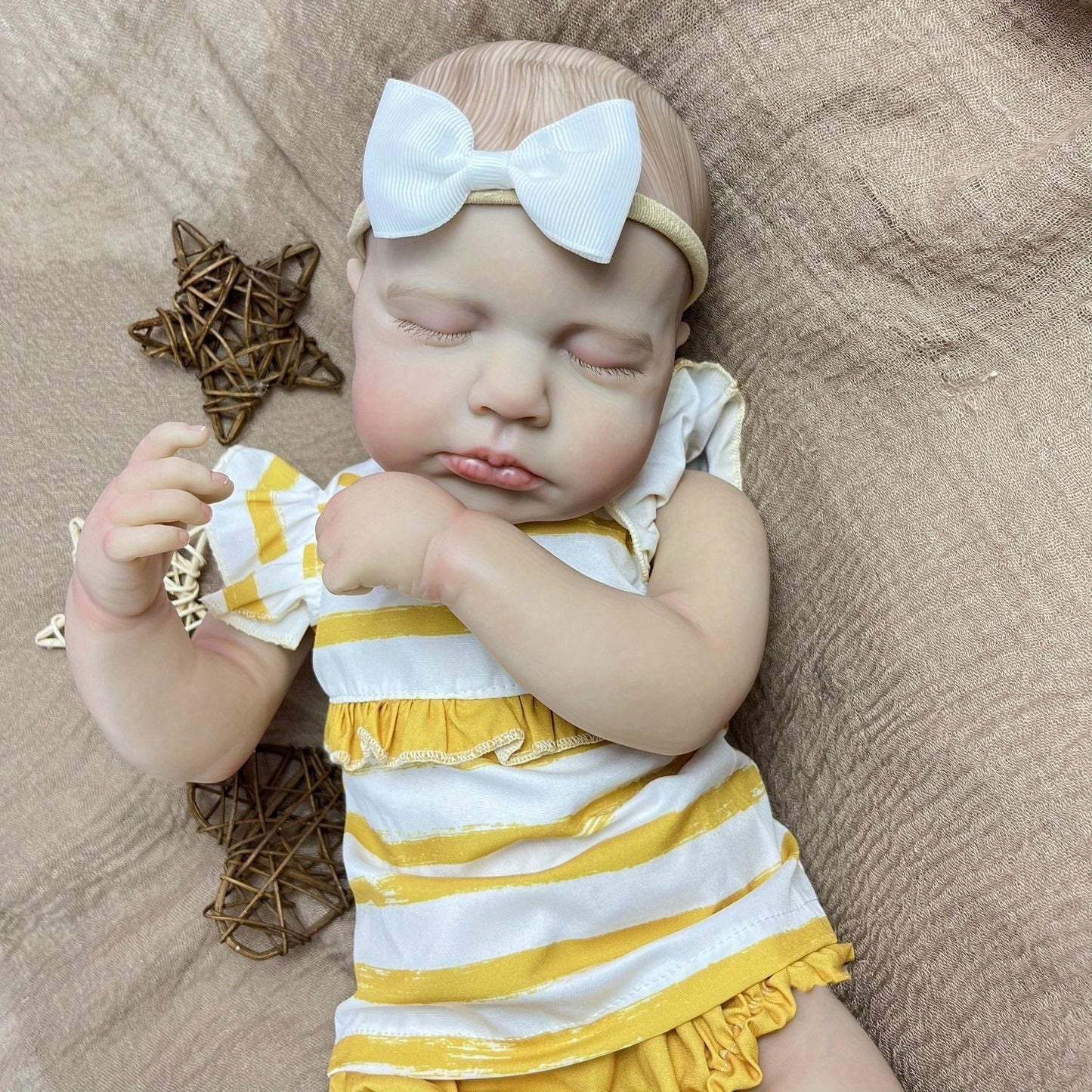 20 Zoll Loulou Reborn-Baby-Dame mit geschlossener Augen und 3D-Haut in gelb gestreifter Kleidung