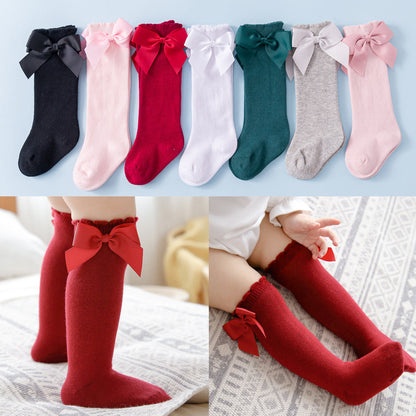 Einfarbige lockere Socken mit großen Schmetterlingen für Babys