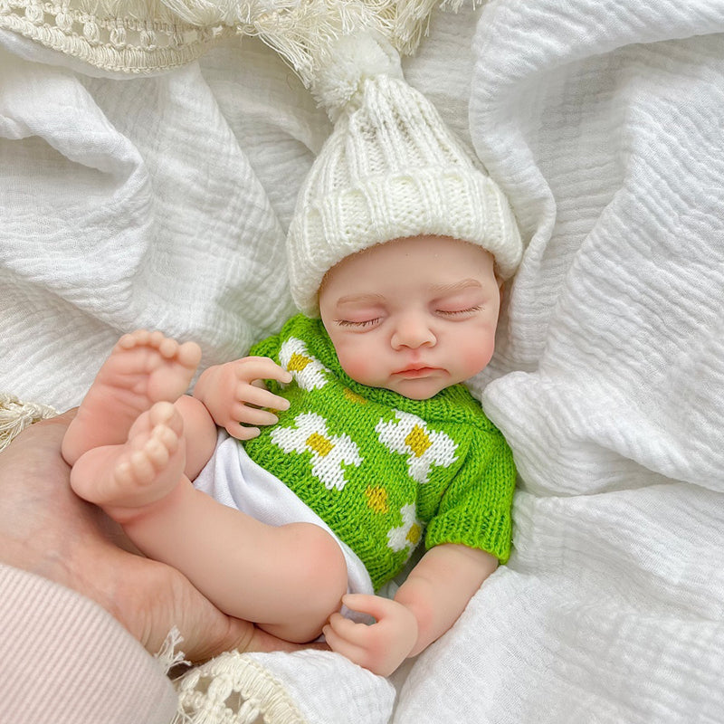 30 cm realistische Irys Reborn Puppe aus Vollsilikon mit geschlossenen Augen im grünen Pullover