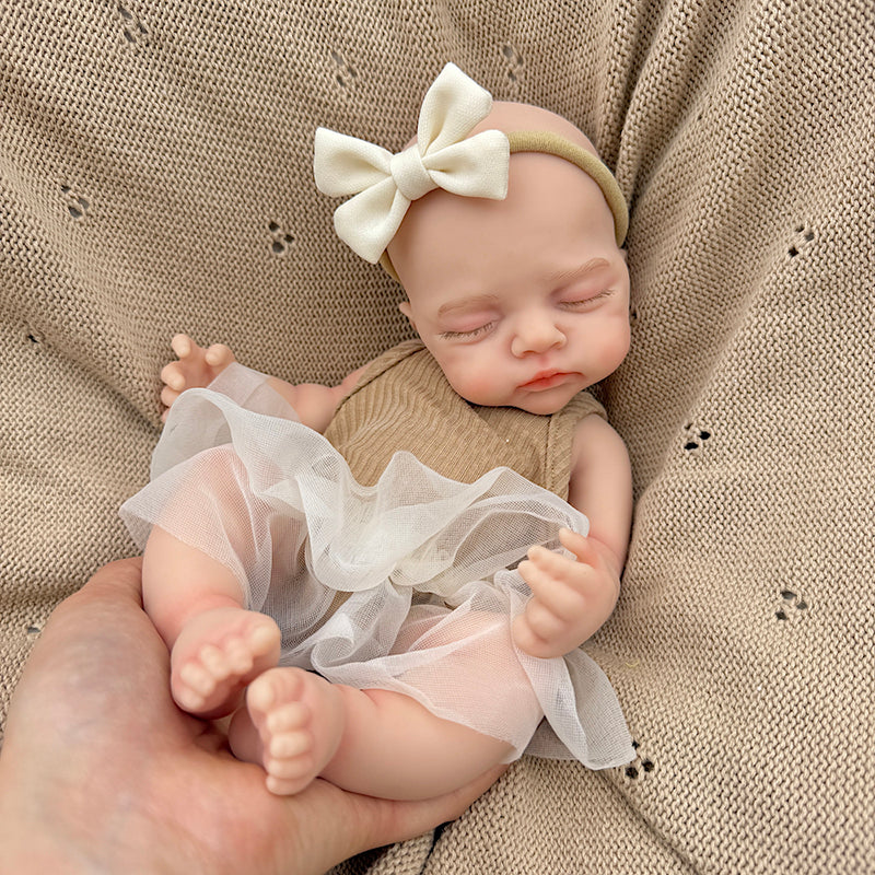 30 cm realistische Irys Reborn Puppe aus Vollsilikon mit geschlossenen Augen im kaffeefarbenen Kleid