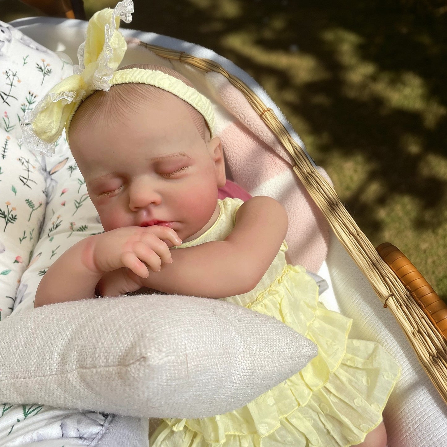20 Zoll 3D-Haut geschlossene Augen Loulou Reborn-Baby-Mädchen im gelben Kleid