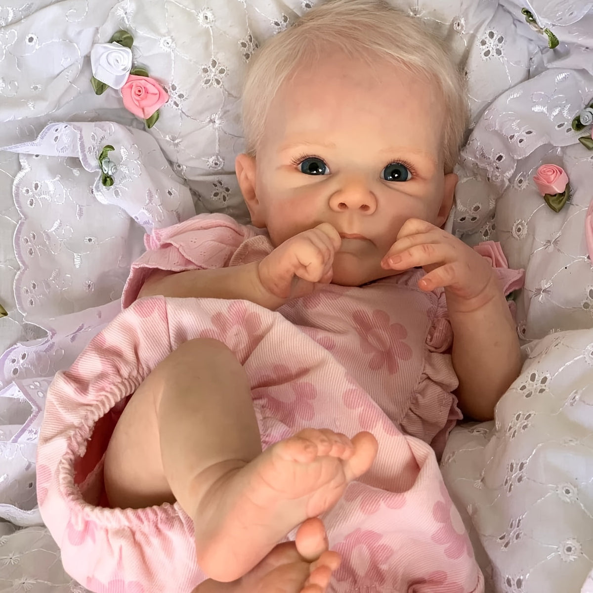 45cm (18 Zoll) Reborn Puppe Bettie (Mädchen) mit blauen Augen und rosa Blumen-Outfit