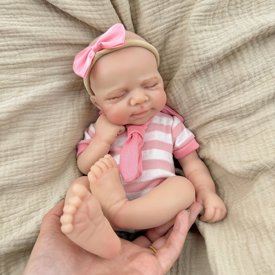 30 cm schlafende Pascale Reborn-Puppe aus Vollsilikon in rosa gestreiftem Outfit