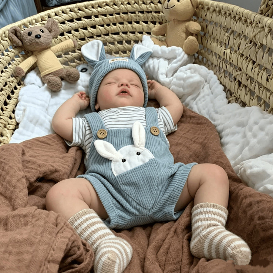 19 Zoll Sam Reborn-Puppe mit geschlossenen Augen im blauen Hasenoutfit