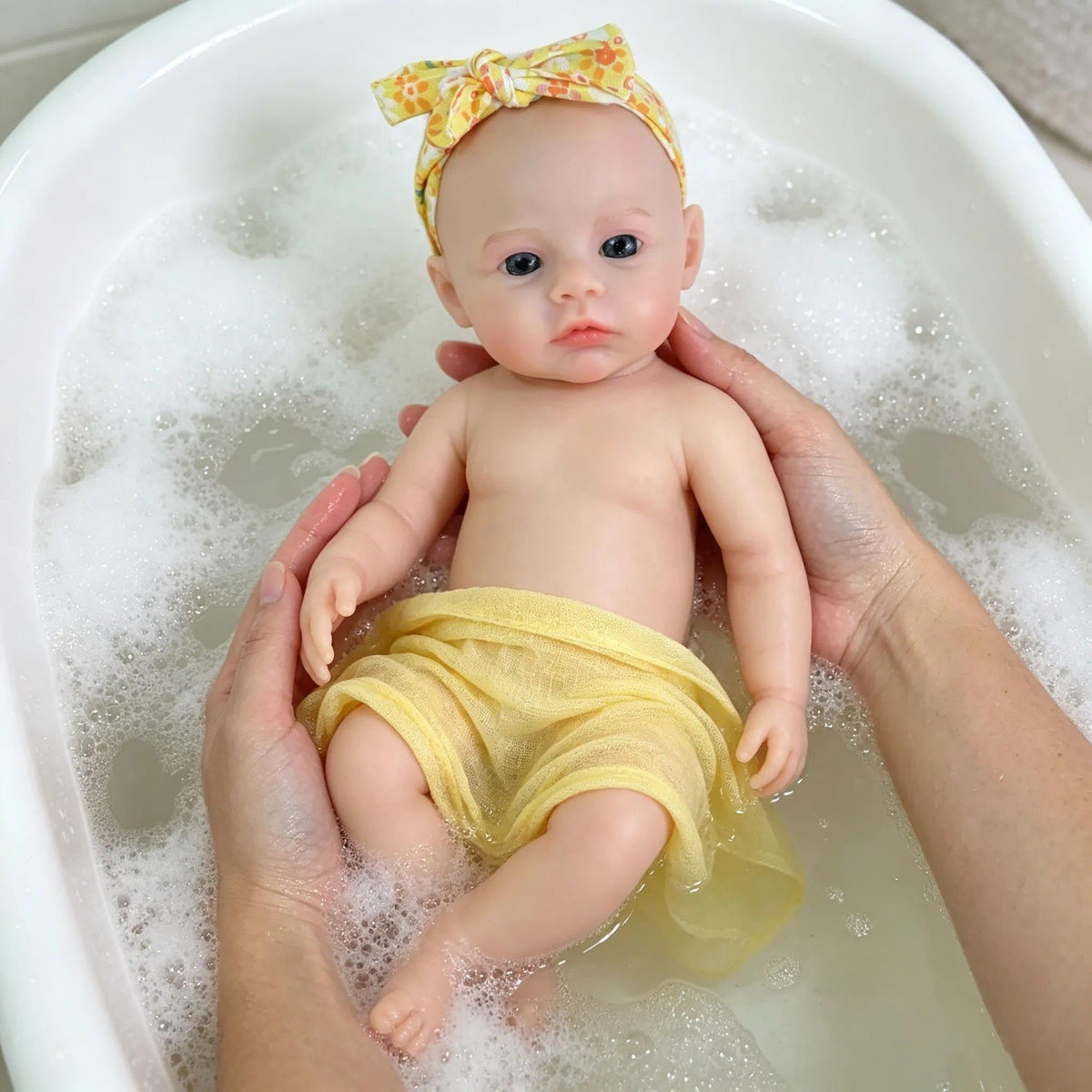 30 cm weiches Silikon Reborn Baby Mädchen mit gelbem Blumenkleid