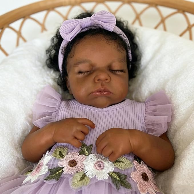 20 Zoll realistische Loulou-Reborn-Puppe mit geschlossenen Augen afroamerikanischer Herkunft im lila Kleid