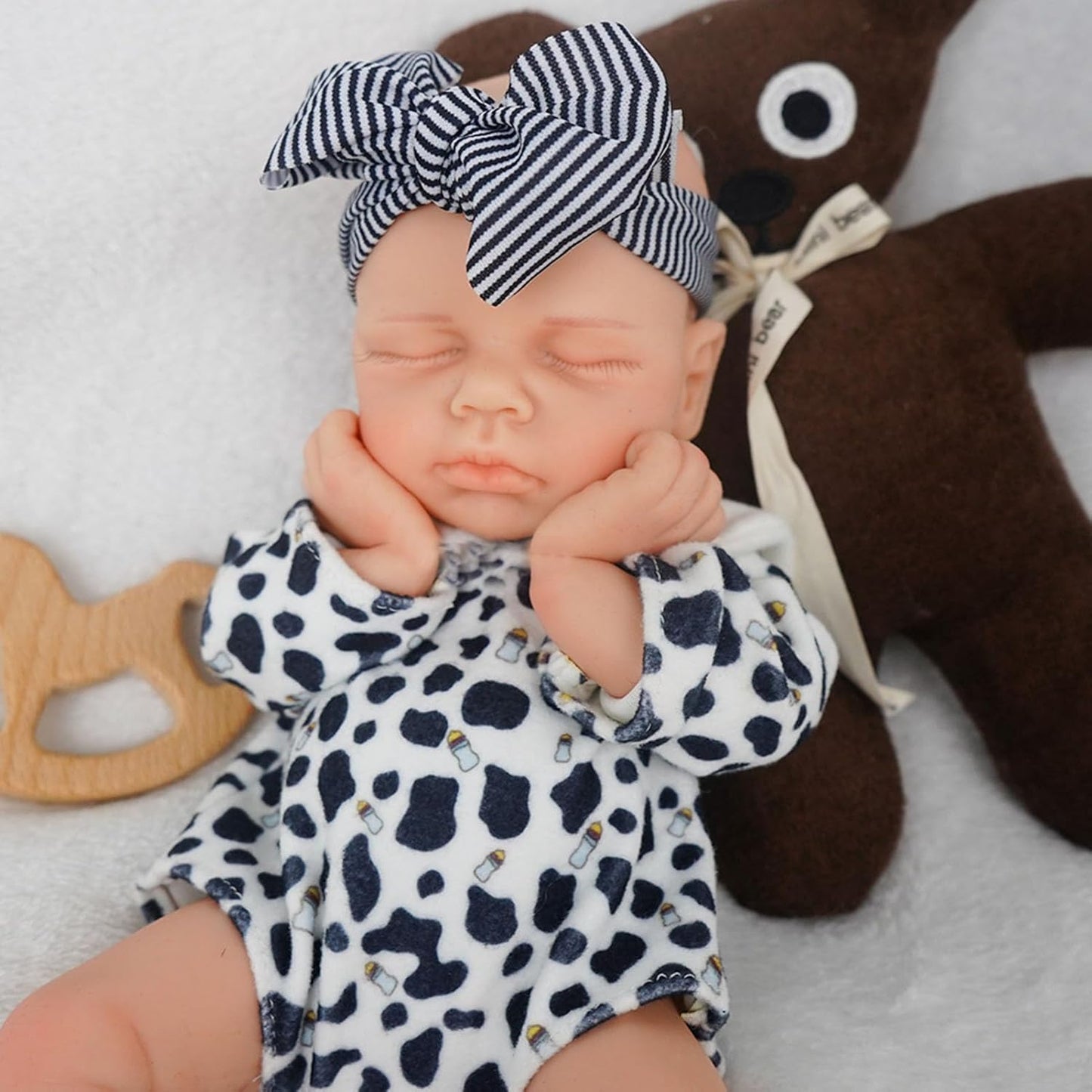 30 cm lebensechte Silikon Reborn Puppe Loulou mit geschlossenen Augen in schwarz-weißer Kleidung