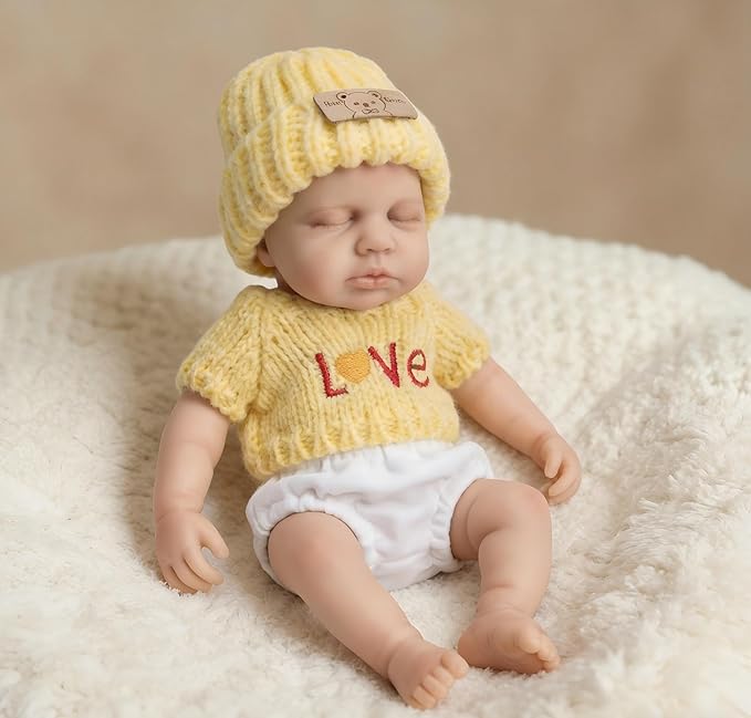 20 cm Loulou Reborn-Babypuppe aus Vollsilikon im gelben Pullover