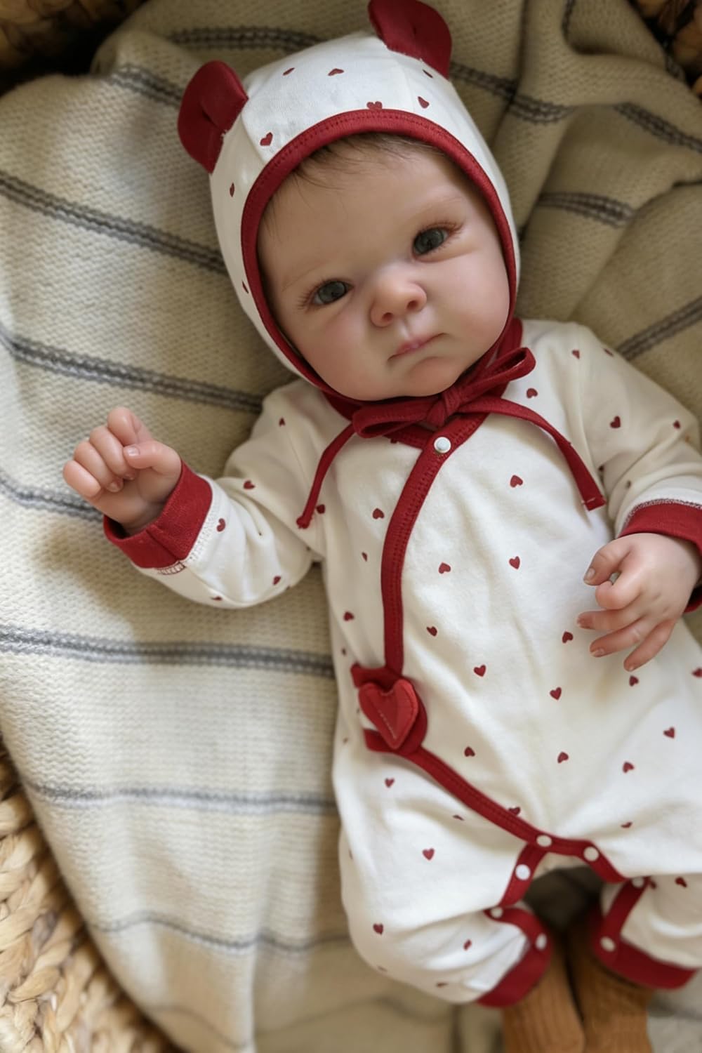 45cm lebensechtes Bettie Reborn Babypuppe Mädchen mit kurzem Haar in roter Herzchenkleidung