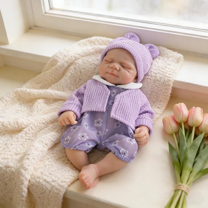 30 cm Pascale Reborn-Puppe aus Vollsilikon mit zu öffnendem Mund in lila Kleidung