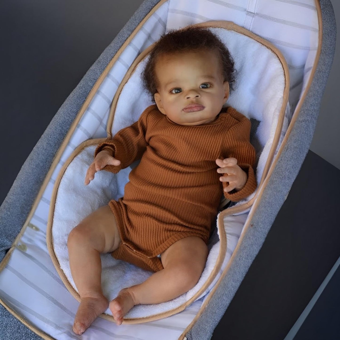 20 Zoll offene Augen dunkle Haut lockiges Haar Reborn Puppe in brauner Kleidung-Lanny