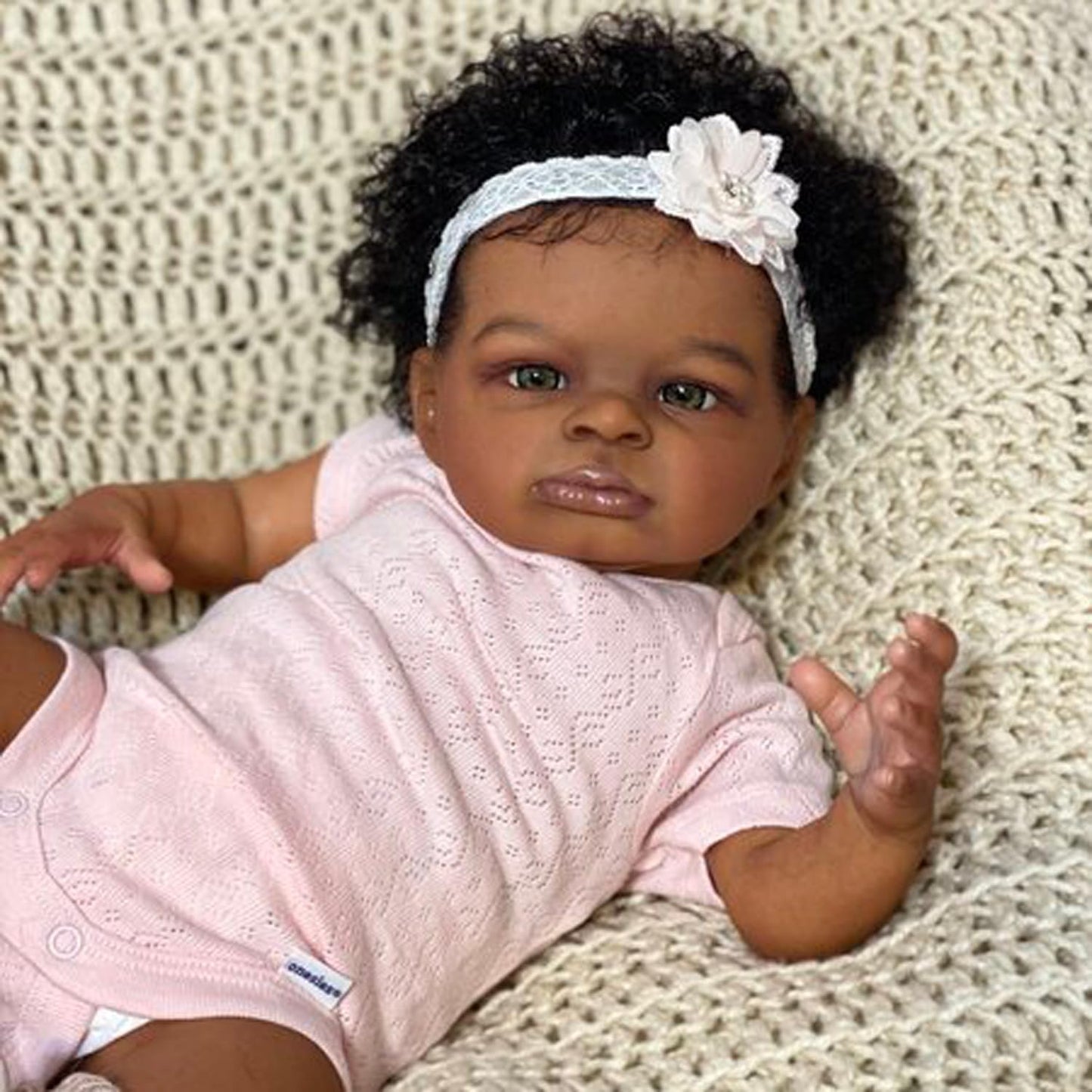 20 Zoll offene Augen dunkle Haut lockiges Haar Reborn Puppe in rosa Kleidung-Lanny