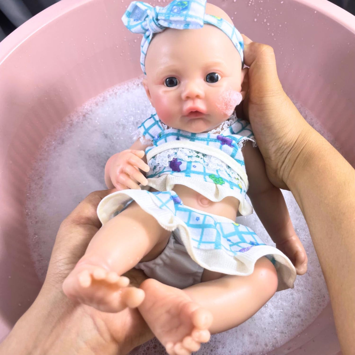 30 cm Silikon Reborn Baby Mädchen mit Wiesenmuster im blauen Blumenkleid