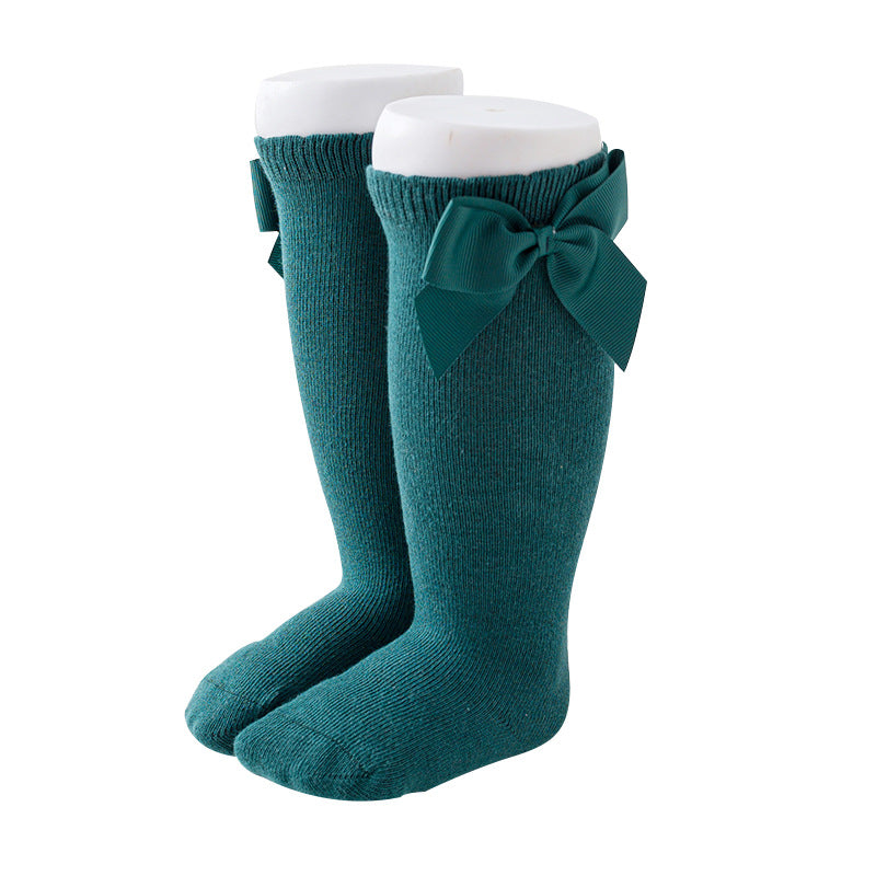 Einfarbige lockere Socken mit großen Schmetterlingen für Babys