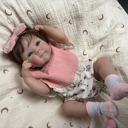 45 cm lebensechte Vinyl-Babypuppe Bettie mit kurzem Haar in geblümten Outfits