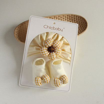 Süße Babymütze und Socken mit Blumen und Schleifen, 2-teiliges Set