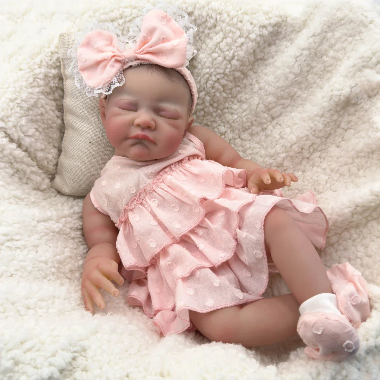 19 Zoll lebensechte Reborn Puppe mit geschlossenen Augen August im rosa Kleid