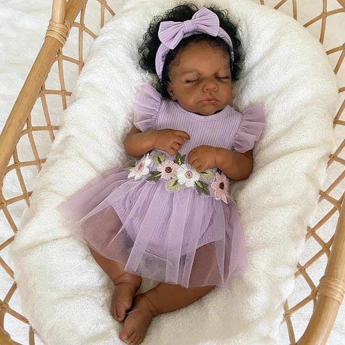 20 Zoll realistische Loulou-Reborn-Puppe mit geschlossenen Augen afroamerikanischer Herkunft im lila Kleid