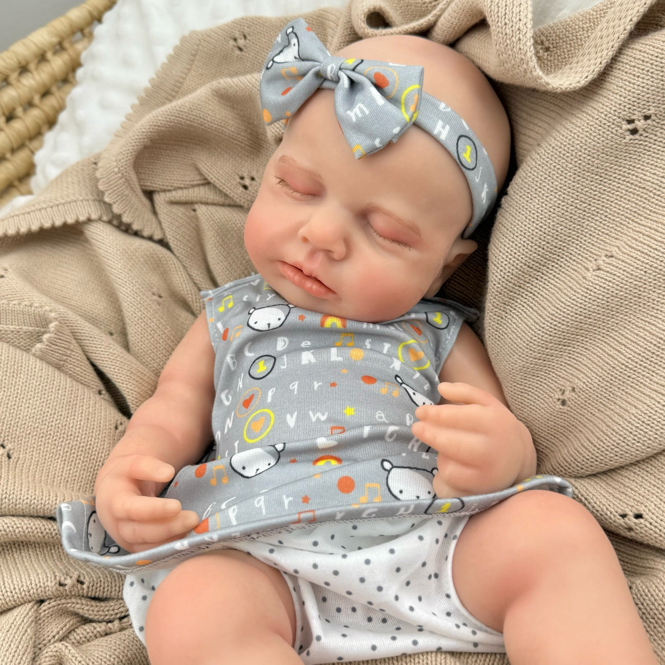 45 cm dehnbare Loulou Reborn Puppe aus Vollsilikon schlafend in grauen Outfits mit Buchstabenmuster