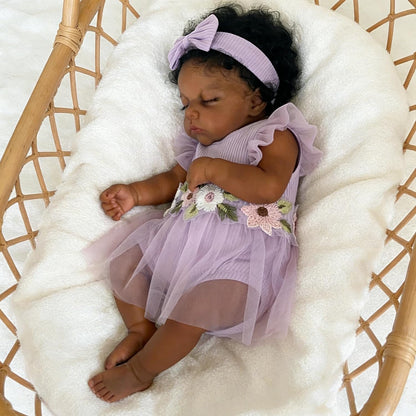 20 Zoll realistische Loulou-Reborn-Puppe mit geschlossenen Augen afroamerikanischer Herkunft im lila Kleid