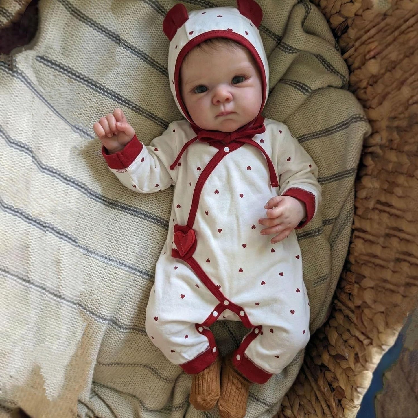 45cm lebensechtes Bettie Reborn Babypuppe Mädchen mit kurzem Haar in roter Herzchenkleidung
