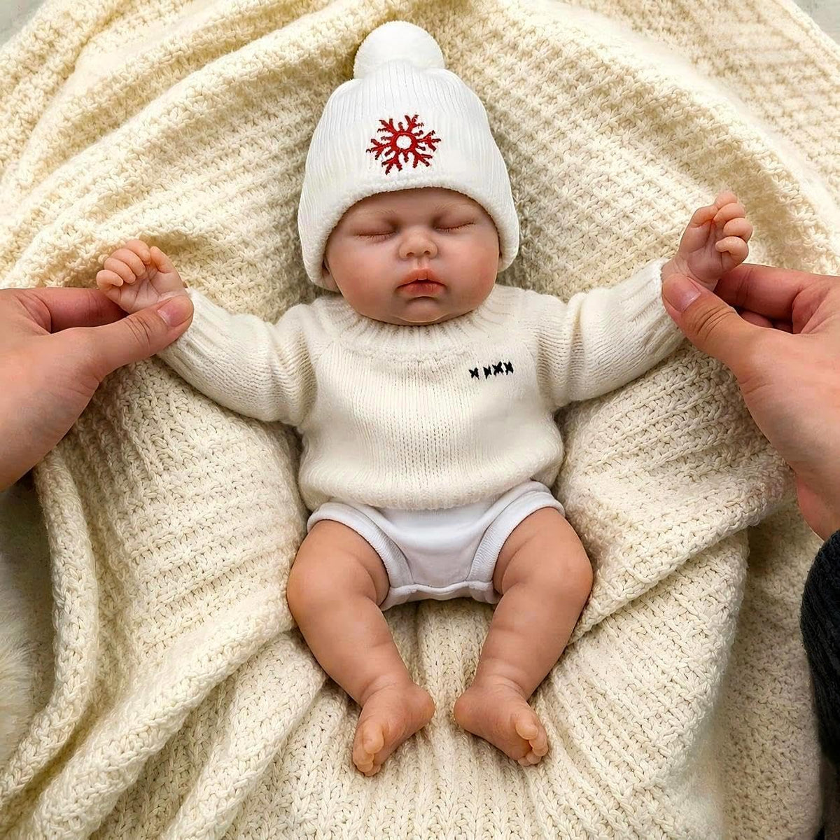30 cm Reborn-Puppe Pickle aus Vollsilikon mit geschlossenen Augen im weißen Pullover