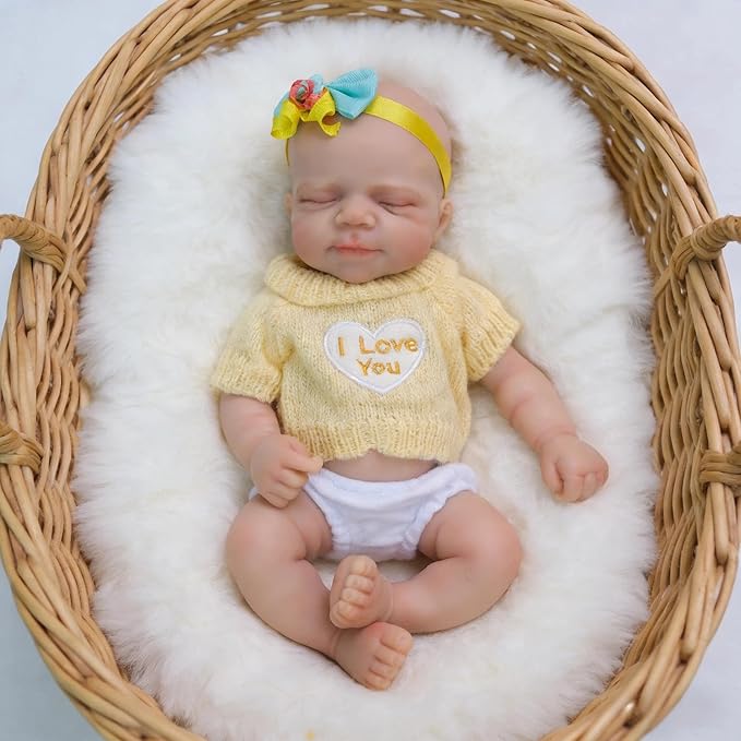 30 cm Pascale Reborn-Puppe aus Vollsilikon mit zu öffnendem Mund im gelben Pullover