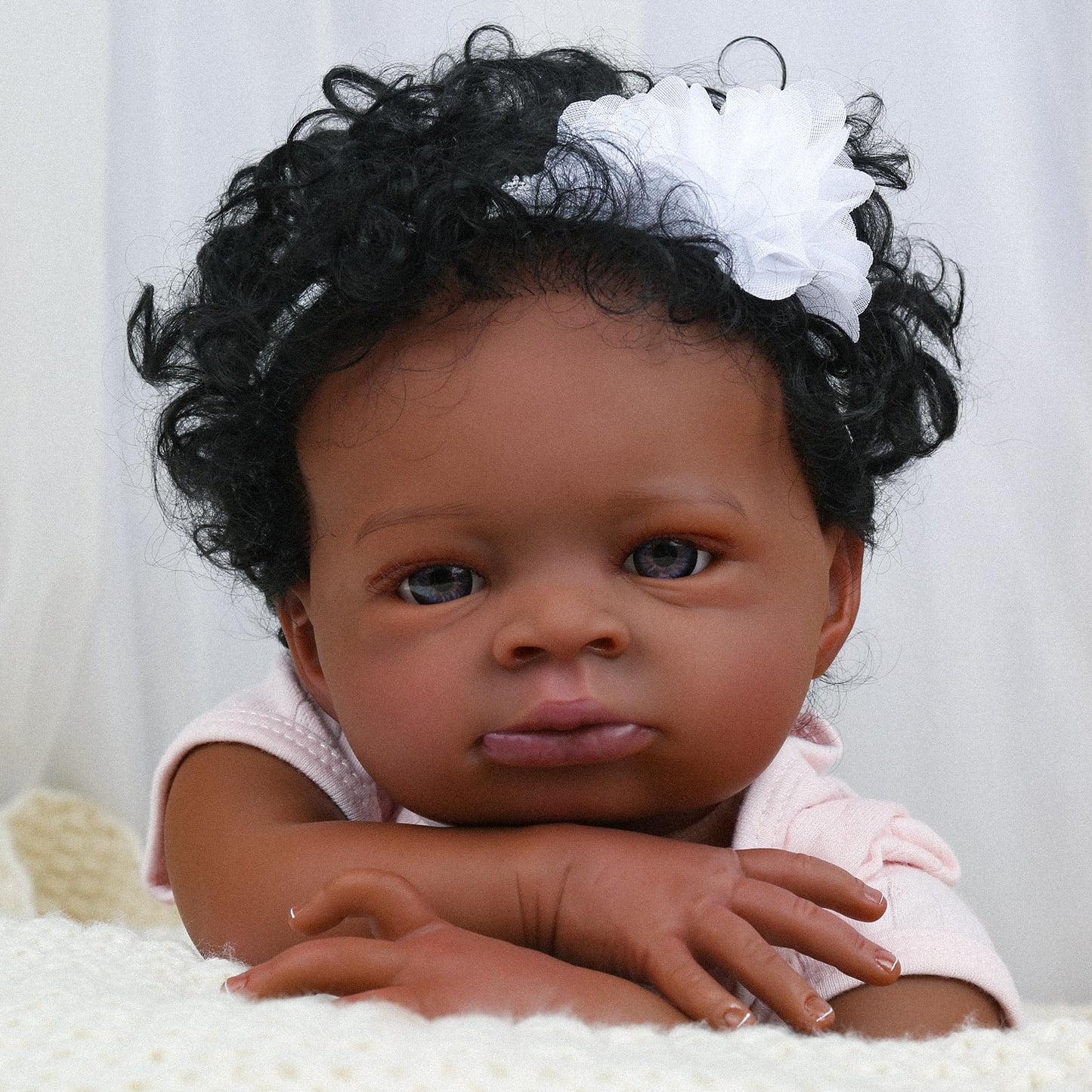 20 Zoll offene Augen dunkle Haut lockiges Haar Reborn Puppe in rosa Kleidung-Lanny