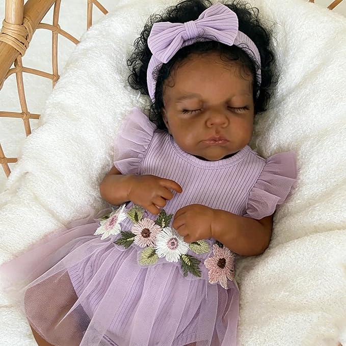 20 Zoll realistische Loulou-Reborn-Puppe mit geschlossenen Augen afroamerikanischer Herkunft im lila Kleid