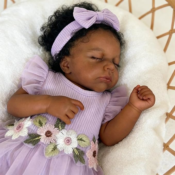 20 Zoll realistische Loulou-Reborn-Puppe mit geschlossenen Augen afroamerikanischer Herkunft im lila Kleid