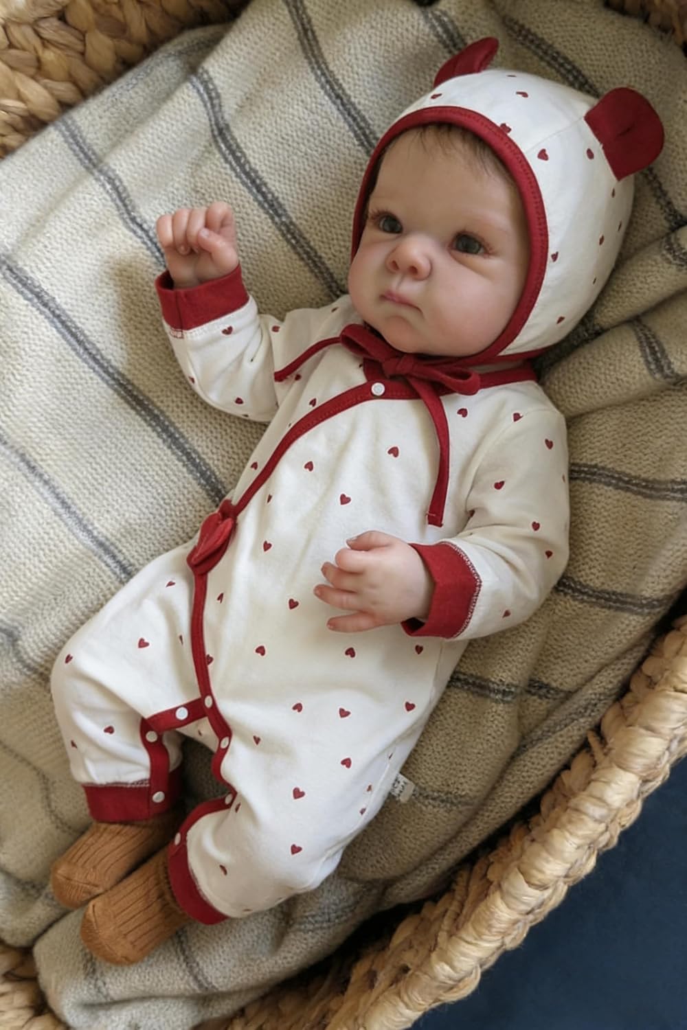 45cm lebensechtes Bettie Reborn Babypuppe Mädchen mit kurzem Haar in roter Herzchenkleidung