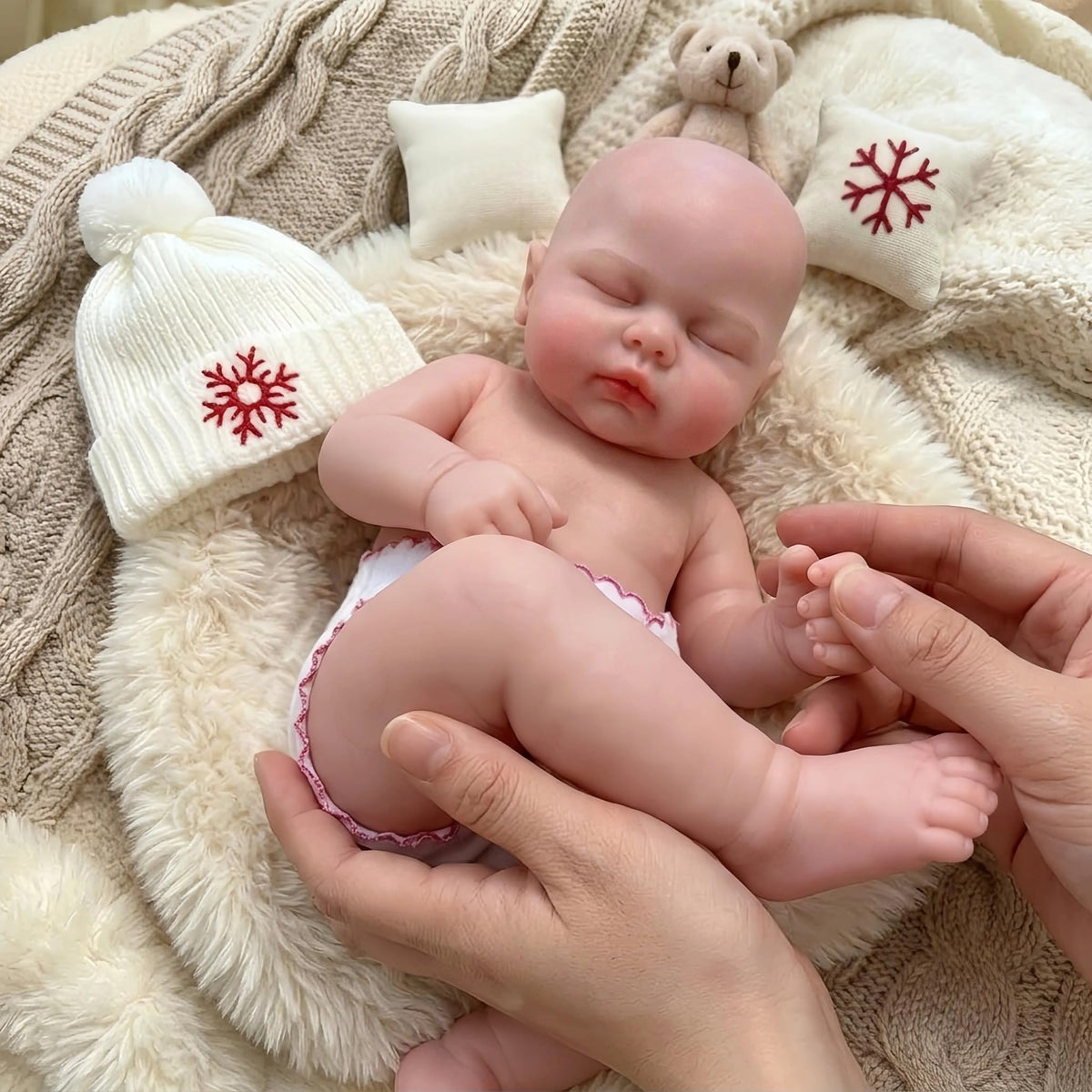 30 cm Reborn-Puppe Pickle aus Vollsilikon mit geschlossenen Augen im weißen Pullover
